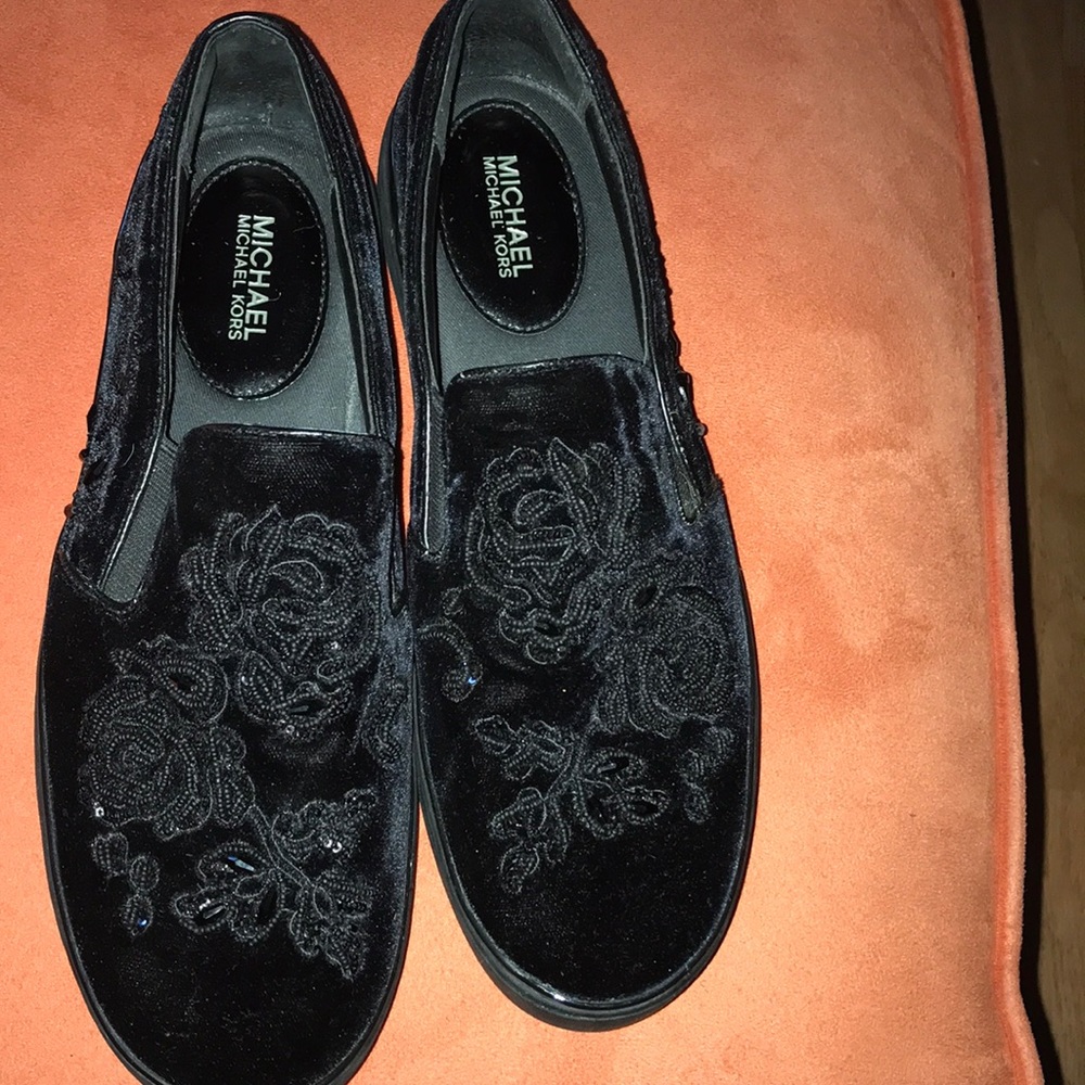 Beautiful Michael Kors Velvet Flat😍